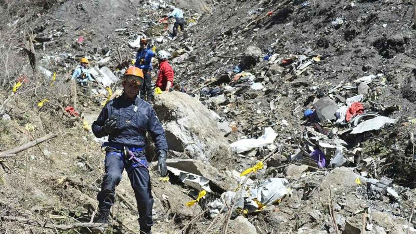 Los restos del avión en el lugar donde colisionó.