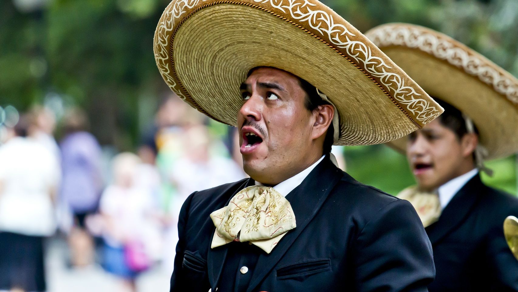 Un grupo de mariachis canta en la calle.