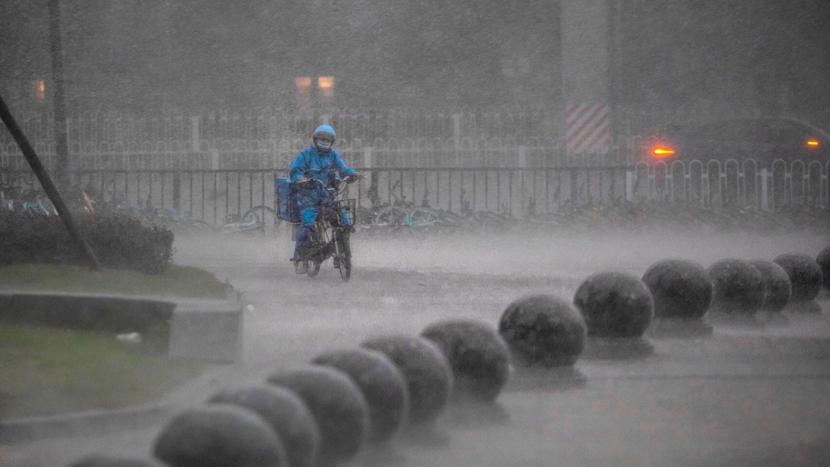 Chaparrón de lluvia primaveral. EFE/EPA/Alex Plavevski