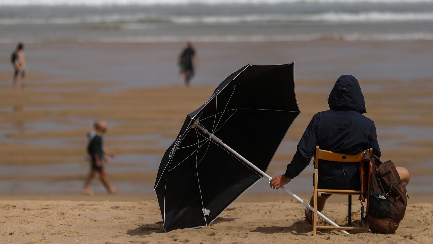 Un joven en la playa de la Zurriola de San Sebastián.