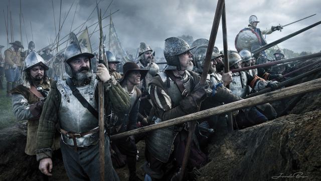 Piqueros italianos de los Tercios en una trinchera antes de la batalla.