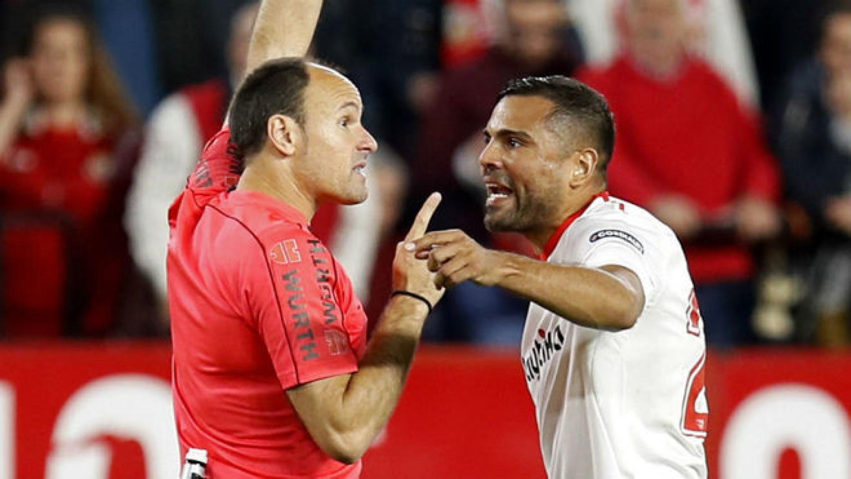 Mateu Lahoz arbitrando un partido del Sevilla