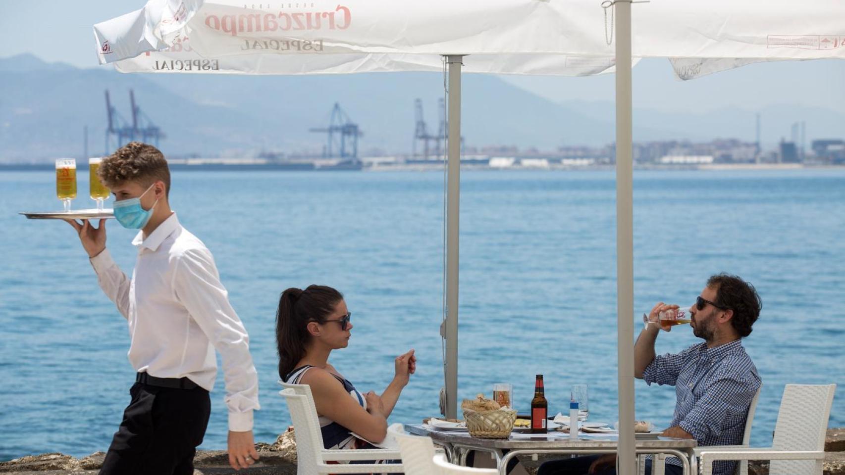 Unos clientes en una terraza en Málaga.