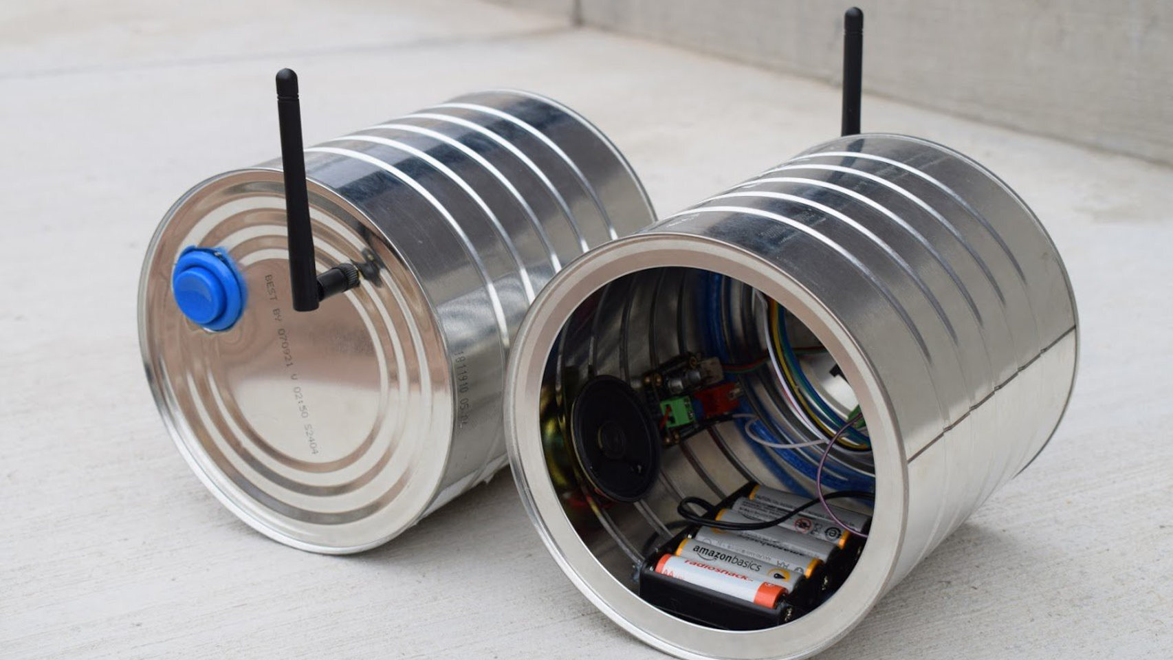 El teléfono de lata inalámbrico que han creado unos aficionados