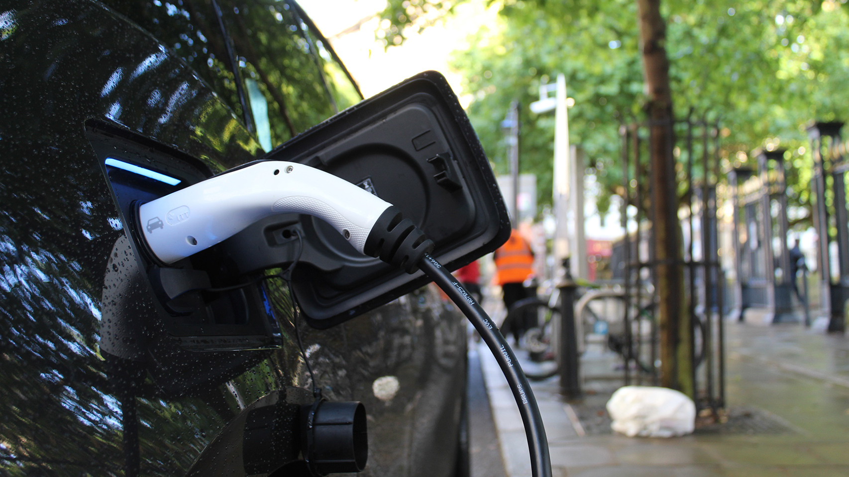 Coche eléctrico cargando.