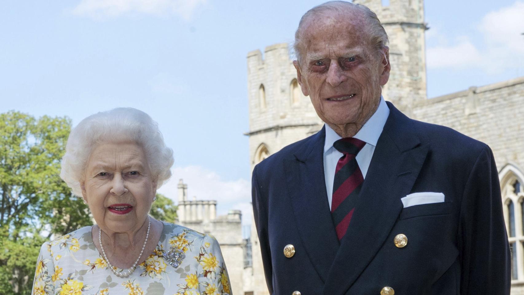 El duque de Edimburgo y la reina Isabel II han posado juntos por el 99 cumpleaños de Felipe..