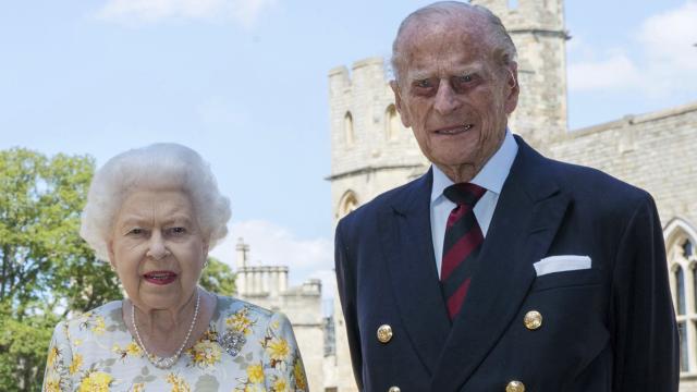 El duque de Edimburgo y la reina Isabel II han posado juntos por el 99 cumpleaños de Felipe..