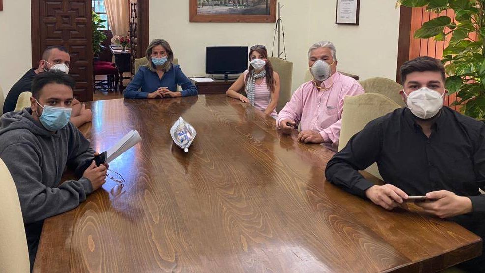 La alcaldesa de Toledo, MIlagros Tolón, reunida con representantes de los vendedores del Martes