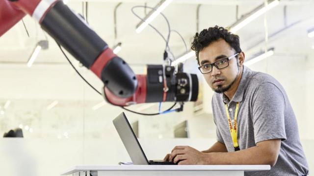 Un operario en un centro logístico de DHL.