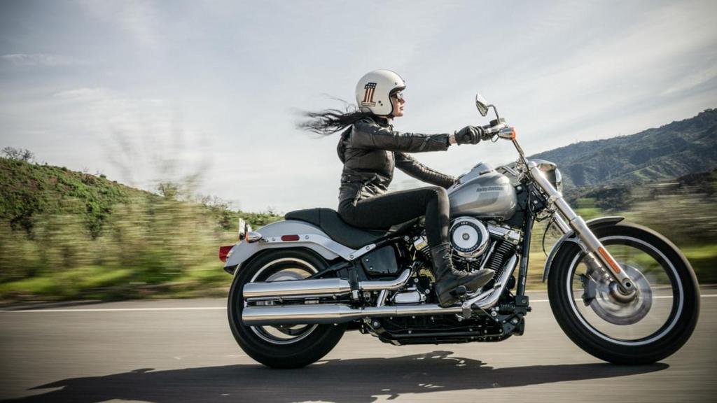 Motorista con una Harley-Davidson.
