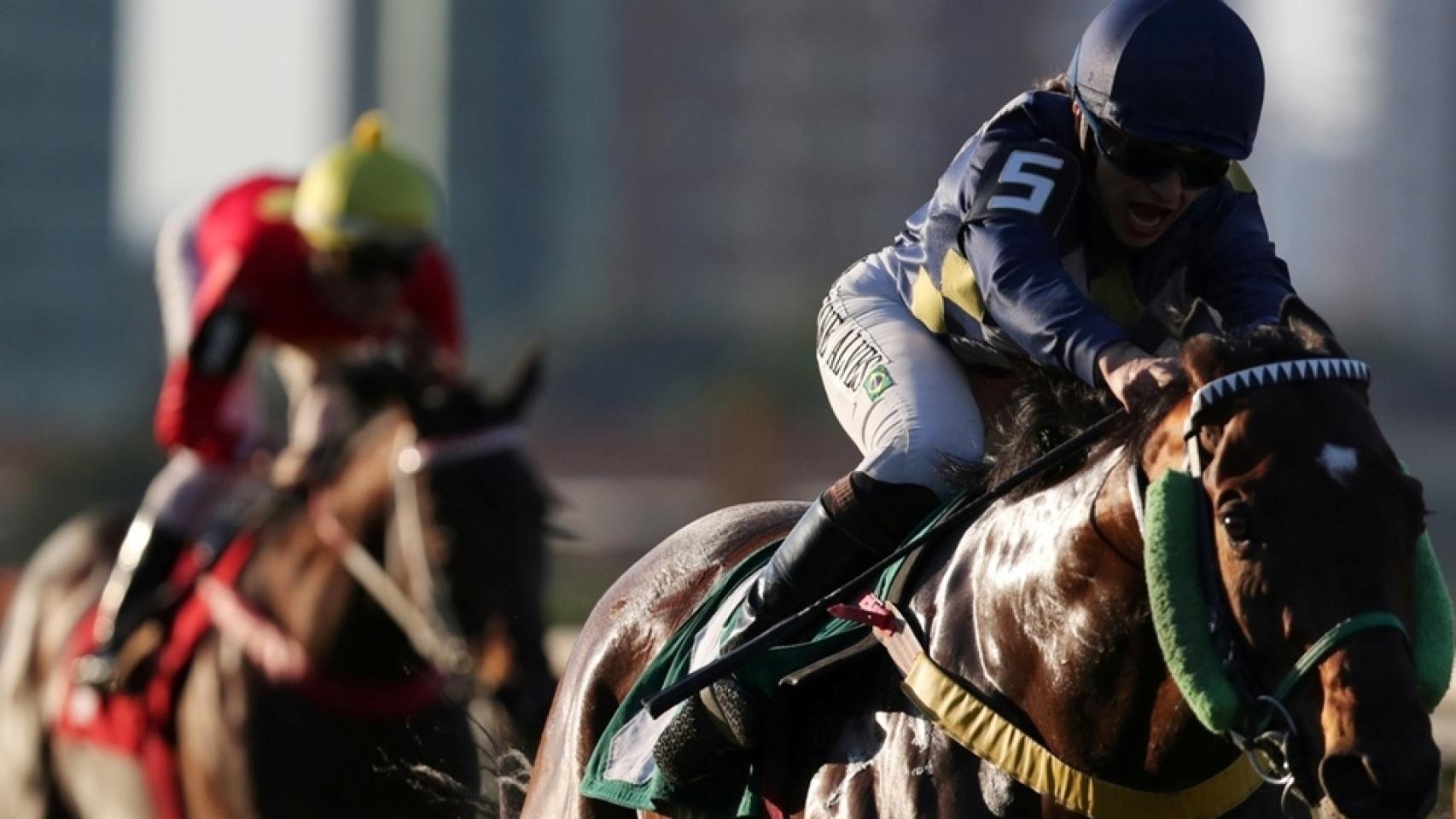 Dos jinetes compitiendo en una carrera de caballos