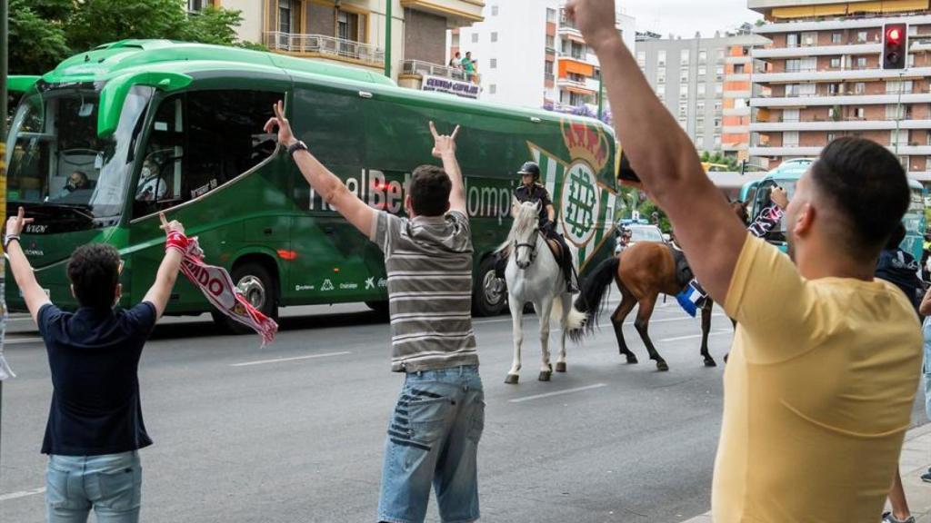 Los aficionados del Betis reciben al autobús del equipo antes del derbi contra el Sevilla