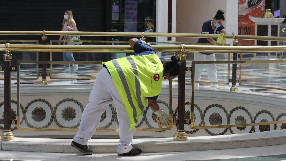 Trabajadoras de la limpieza trabajan en un centro comercial. Foto: Europa Press
