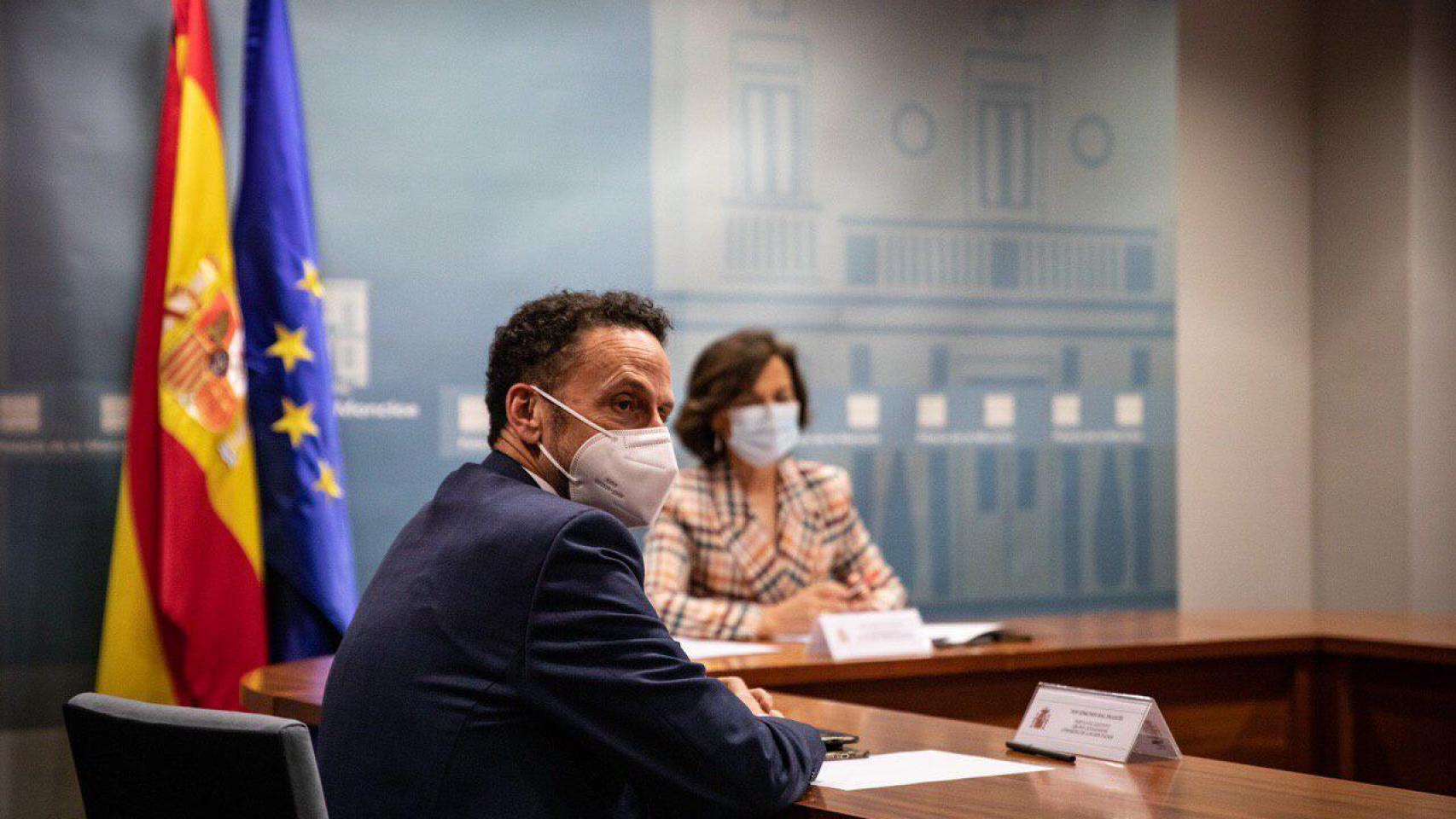 Edmundo Bal y Carmen Calvo en una reunión en la Moncloa.