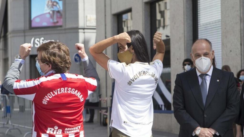 José Luis Martínez Almeida, alcalde de Madrid, Begoña Villacís, concejal del Ayuntamiento de la capital de España, y Javier Tebas con mascarilla