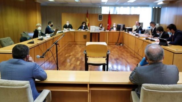 Juicio contra Eugenio Pino y Bonifacio Díez, ambos de espaldas, en la Audiencia de Madrid./