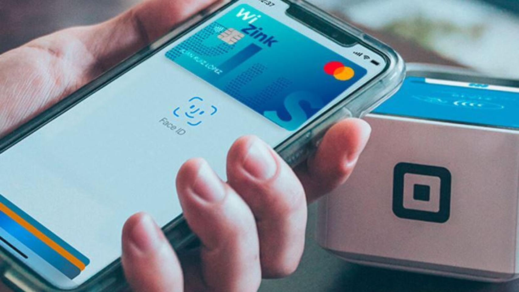 Un usuario paga con una tarjeta WiZink.