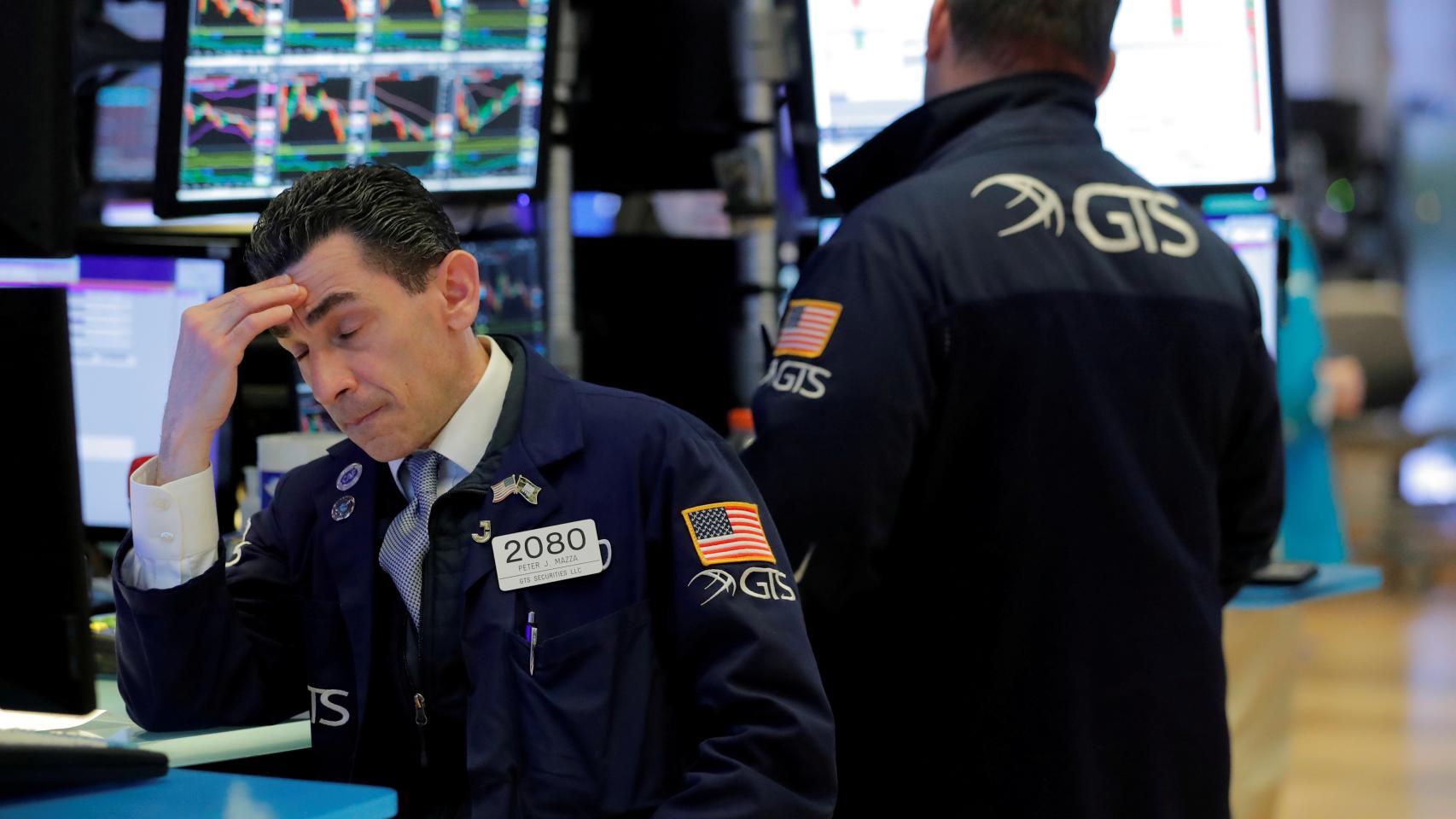 Un operador con gesto de preocupación en Wall Street.