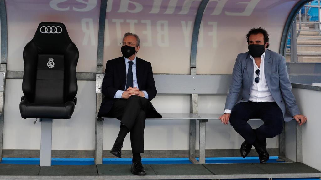 Florentino Pérez y José Ángel Sánchez, durante el entrenamiento del Real Madrid de este viernes