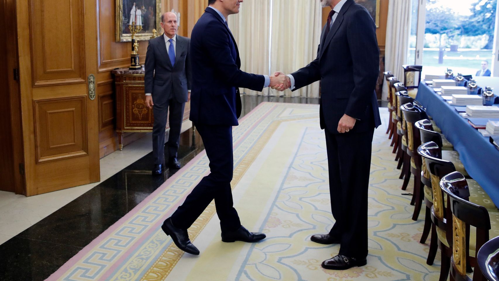 El Rey Felipe VI saluda al presidente del Gobierno, Pedro Sánchez.