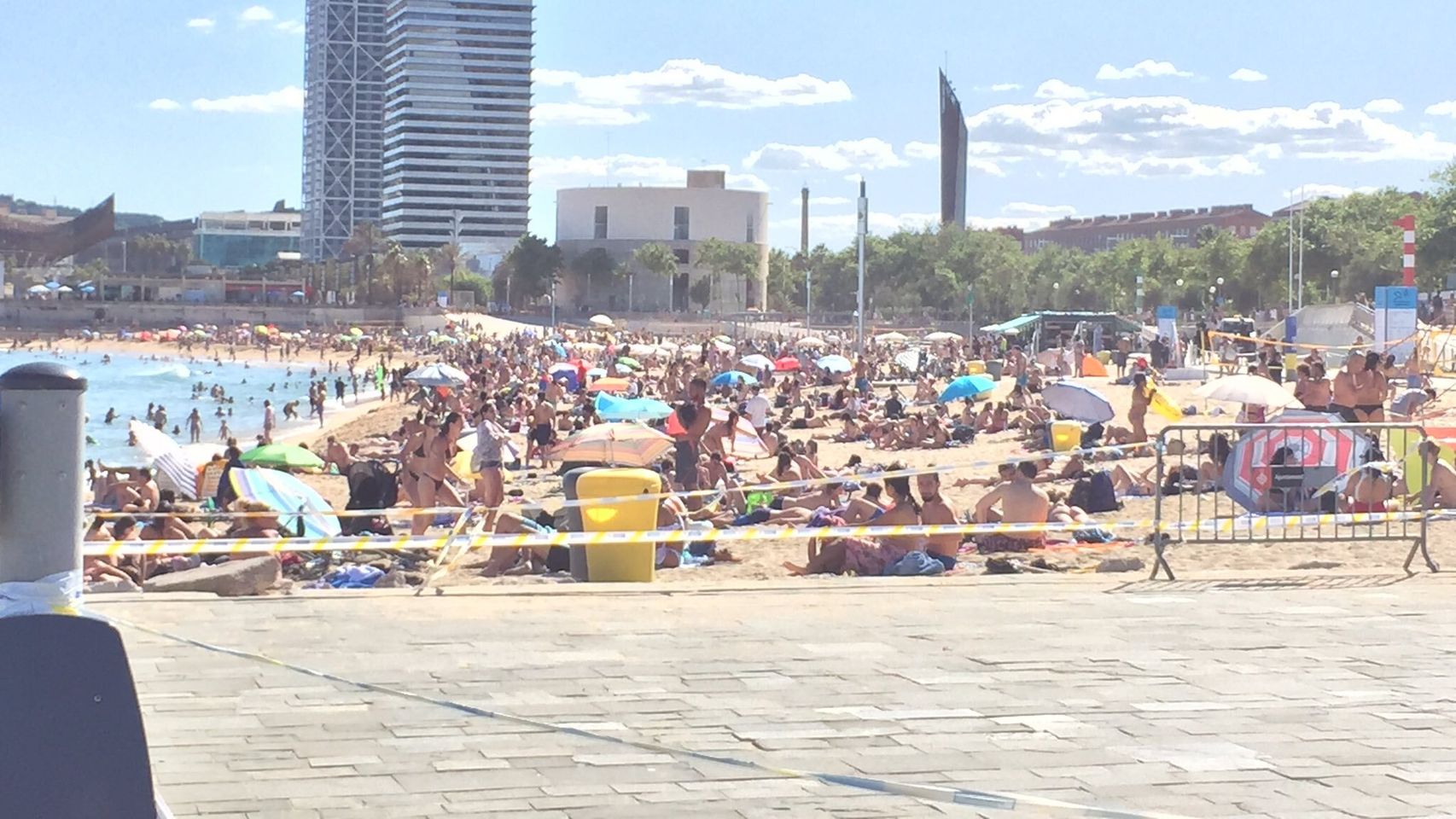 Este sábado 13 de junio se ha impedido el acceso a dos playas de Barcelona. (Twitter)