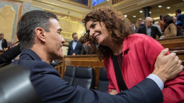 Pedro Sánchez y María Jesús Montero, en el Congreso de los Diputados.