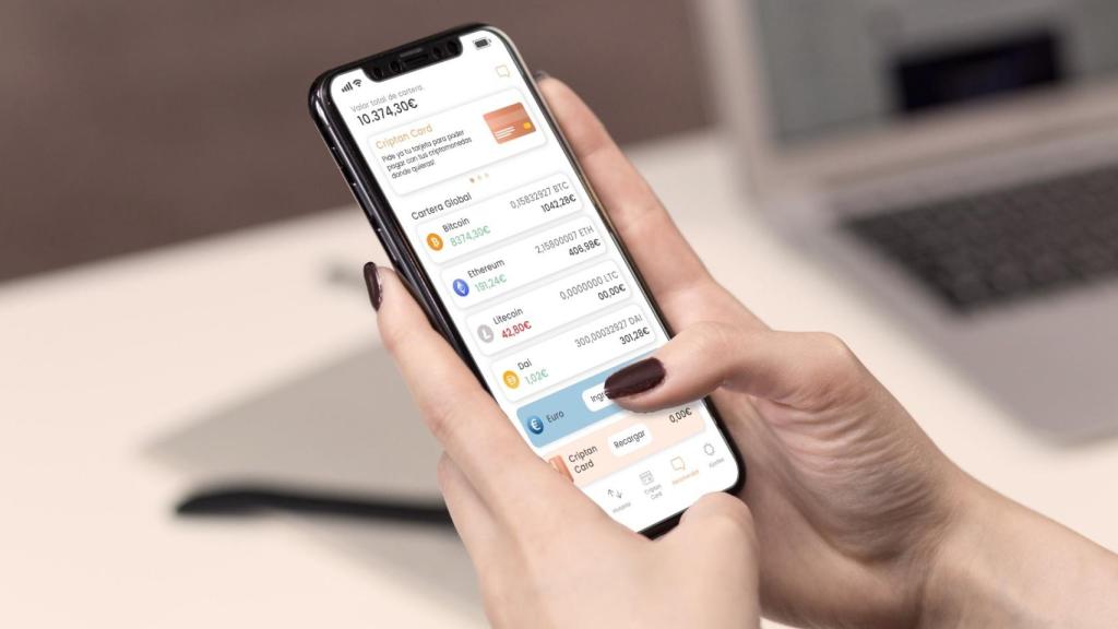 Un usuario maneja la aplicación móvil de Criptan.