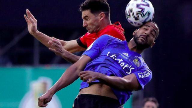Lucas Alario del Bayer Leverkusen en acción con Bone Uaferro del Saarbruecken, en Voelklingen, Alemania. 9 de junio de 2020