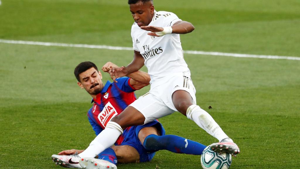 Sergio Alvarez se tira al suelo para intentar robar el balón a Rodrygo