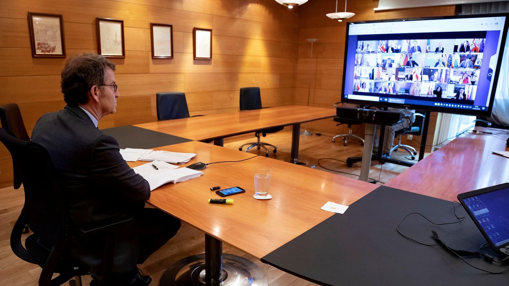 El presidente de la Xunta, Alberto Núñez Feijóo, durante la videoconferencia con el presidente del Gobierno, Pedro Sánchez. (EFE)