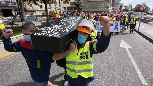 Miles de personas marchan y reclaman la permanencia de Alcoa en Galicia.