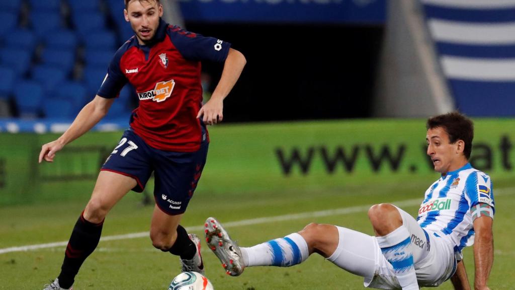 El centrocampista de la Real Sociedad Mikel Oyarzabal lucha con Jon Moncayola, de Osasuna