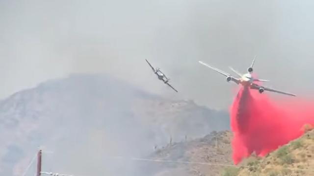 Douglas DC-10 soltando polvo retardante