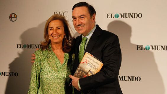 Ymelda Navajo y Pedro J. Ramírez en el acto de presentación de El primer naufragio.