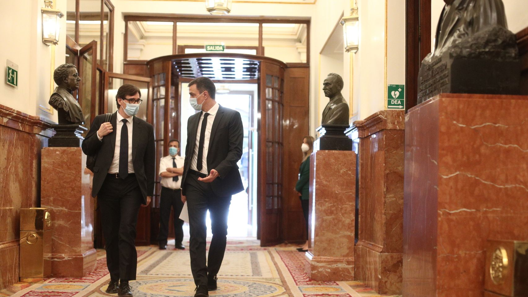 Salvador Illa charla con Pedro Sánchez.