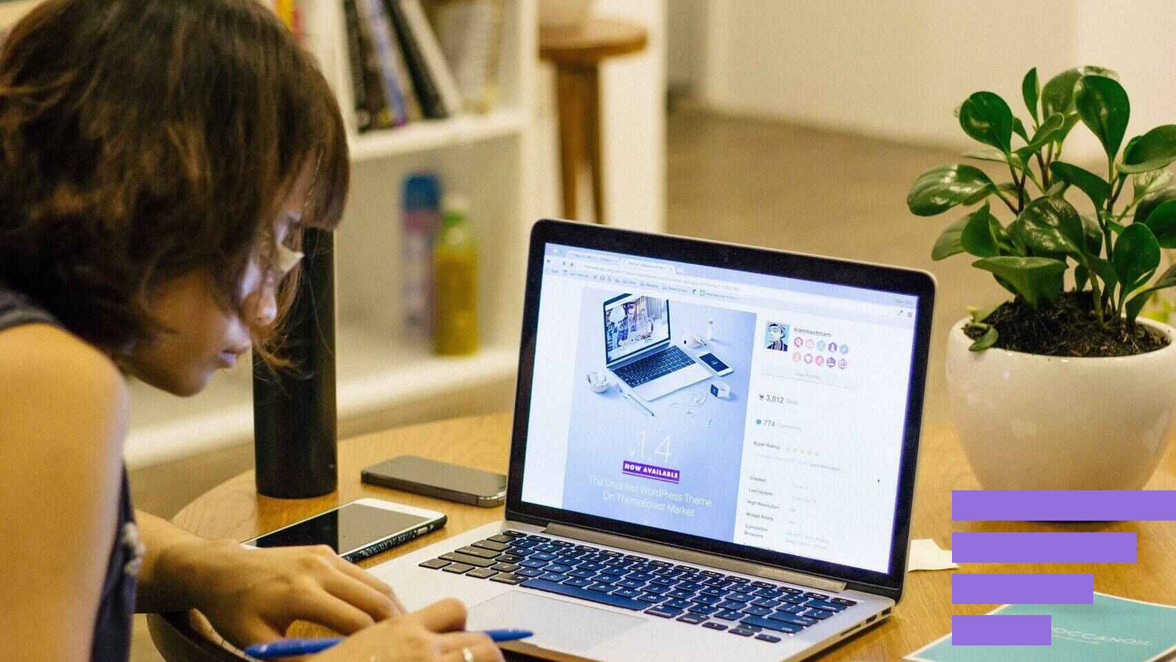 Una mujer teletrabajando en casa.