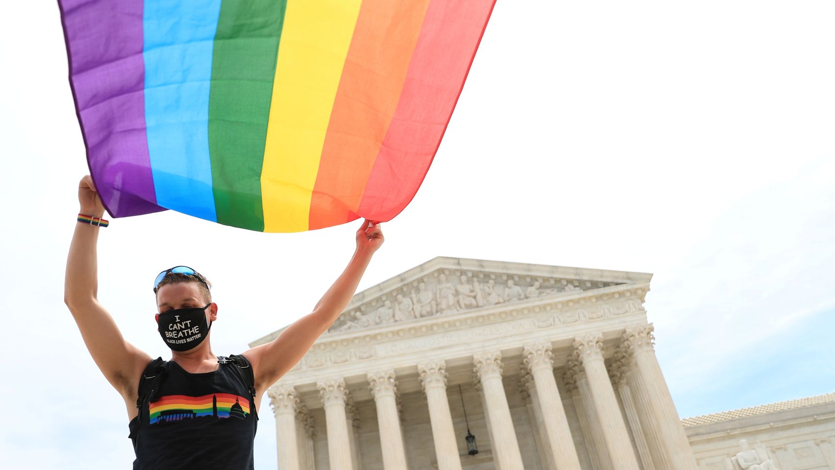 Un hombre enarbola la bandera del colectivo LGTB frente al Tribunal Supremo de Estados Unidos, en Washington.