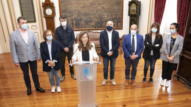 Imagen de archivo de la alcaldesa, Inés Rey,junto con el resto de su equipo de gobierno