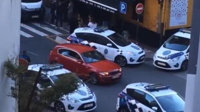 Dispositivo policial en la Calle San Juan ayer por la tarde.