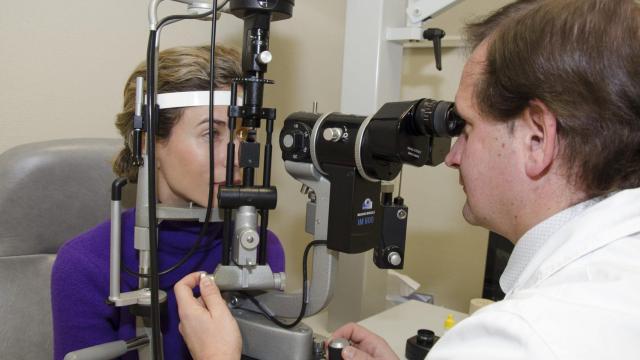 Exploración oftalmológica en el Instituto Oftalmológico Quirónsalud A Coruña