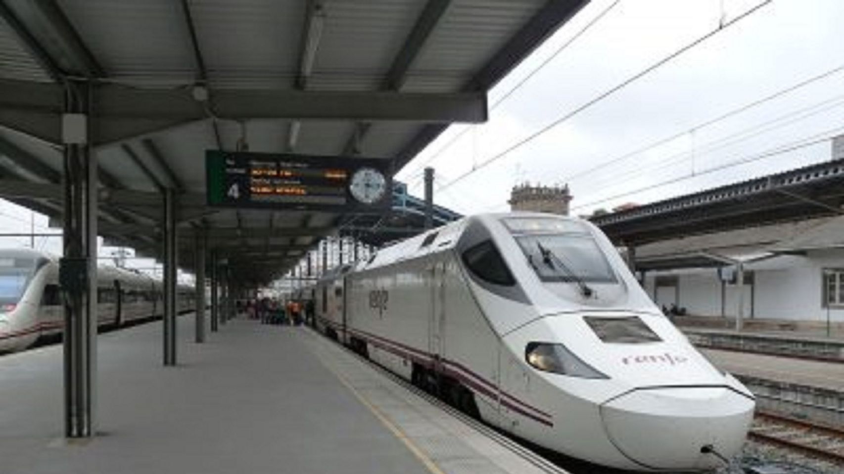 Un tren en la estación de Santiago de Compostela.