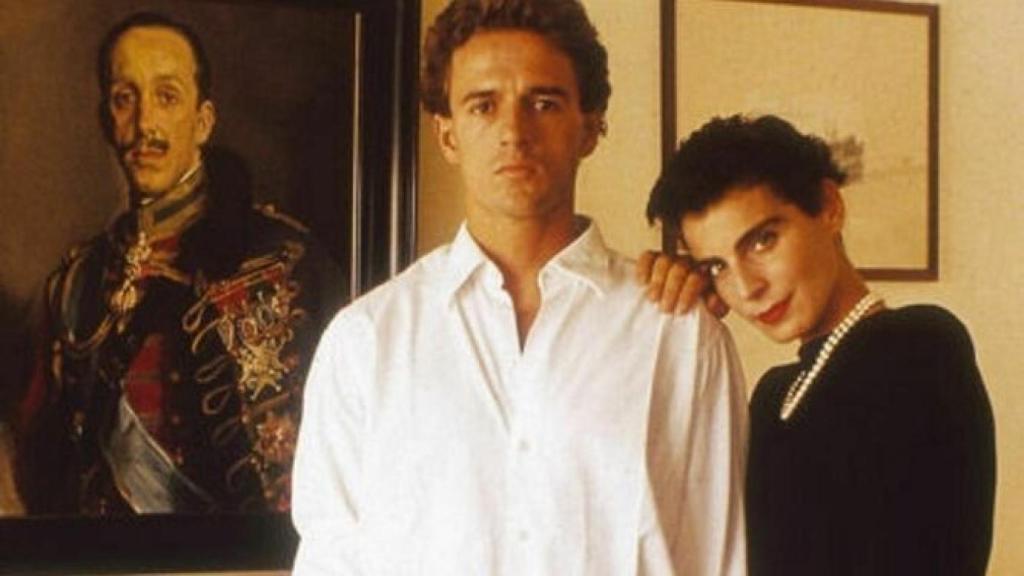 Alessandro Lequio y Antonia Dell'Atte ante un retrato del rey Alfonso XIII.