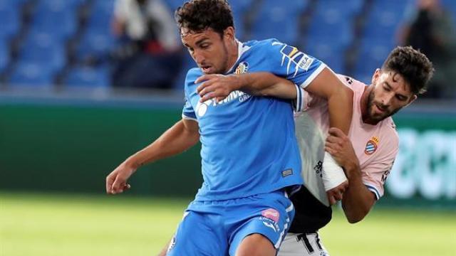 Jaime Mata ante Didac Vila, en el Getafe - Espanyol de la jornada 29 de La Liga