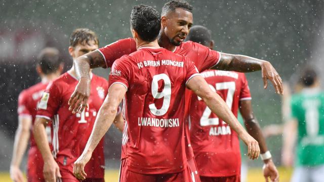 Robert Lewandowski y Jerome Boateng celebran el gol del Bayern Múnich ante el Werder Bremen