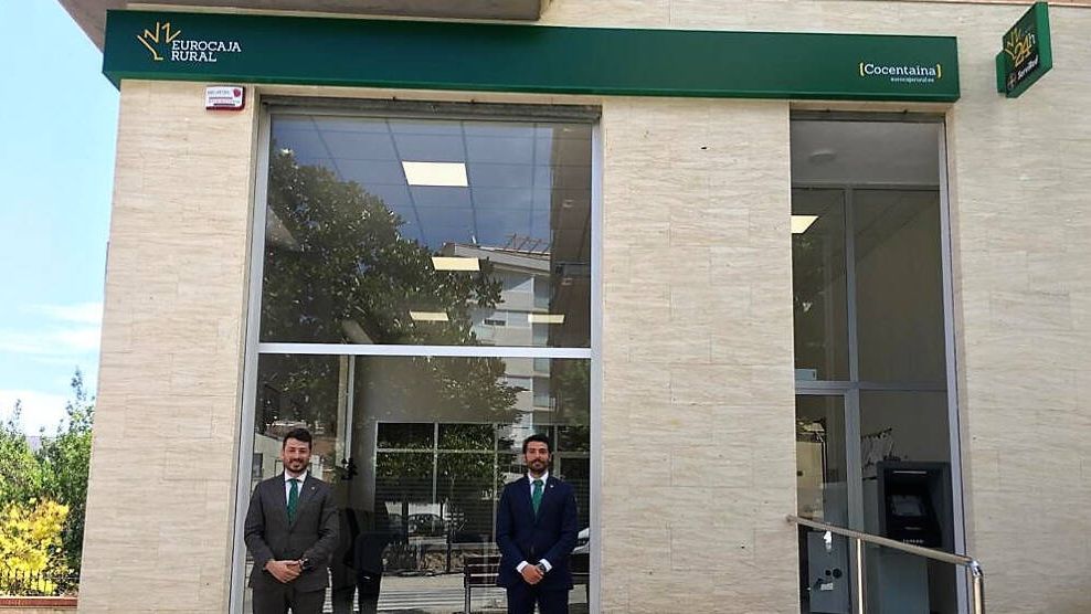 El director territorial Levante-Sur de Eurocaja Rural, Sebastián Rodríguez Carpinteto (izq), junto a Jesús Coello Picazo (dcha)
