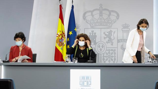 Isabel Celaá, María Jesús Montero y Reyes Maroto llegan a la rueda de prensa posterior al Consejo de Ministros.