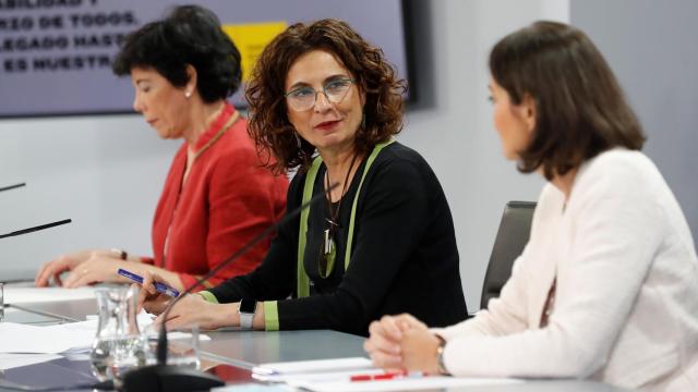 La ministra portavoz, María Jesús Montero, entre Isabel Celaá y Reyes Maroto, en Moncloa.
