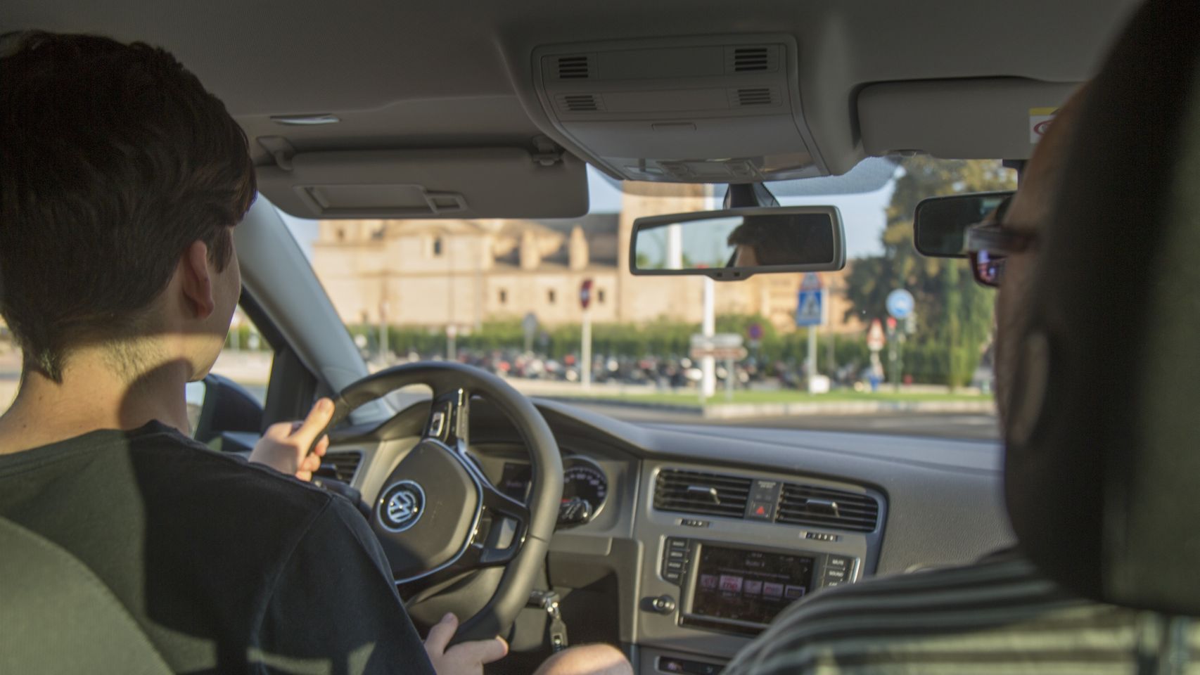 El conductor de un Blablacar con un viajero antes de la pandemia.