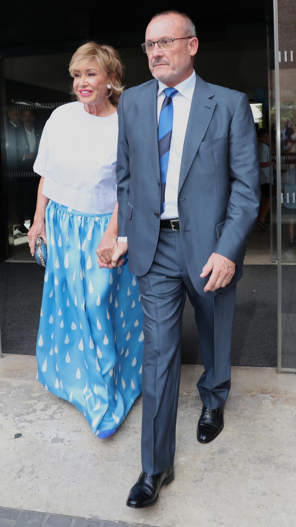 Mila Ximénez junto a su hermano Manolo el día de la boda de Belén Esteban.