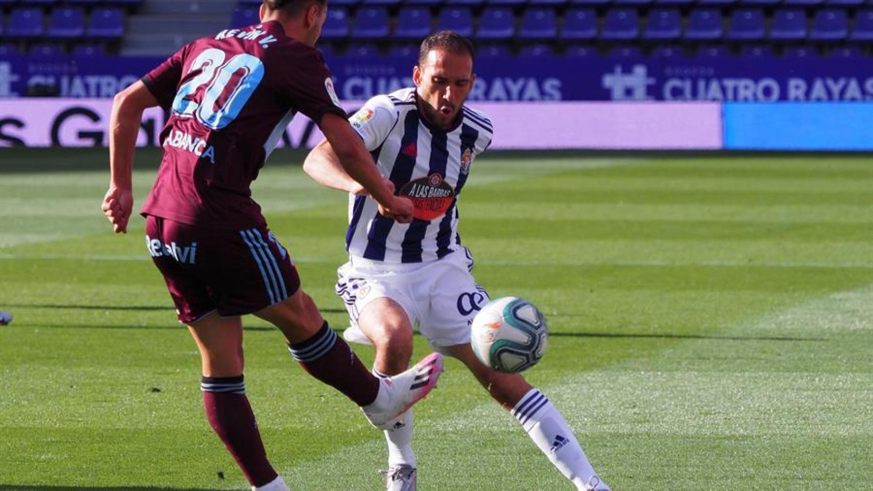 Kevin Vázquez ante Nacho, en el Valladolid - Celta de Vigo de la jornada 29 de La Liga